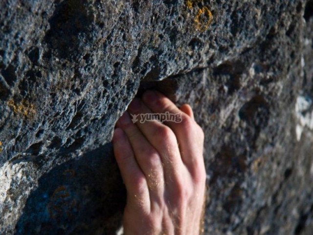 Mano en la grieta
